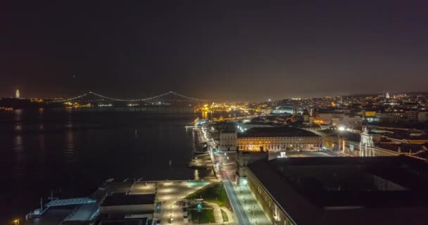 Hyperlapsus aérien du centre-ville de Lisbonne la nuit. Attractions touristiques dans le port de la ville au Portugal — Video