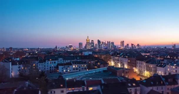 Vista aerea Hyper Lapse del centro di Francoforte e sobborghi residenziali con luci della città brillanti nella notte, Time Lapse dal giorno alla notte di Francoforte Skyline — Video Stock