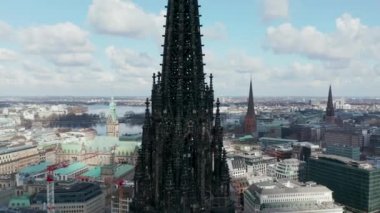 Almanya 'nın Hamburg kentindeki eski kilise kalıntıları ve St. Nikolai Dünya Savaşı Anıtı' nın karanlık kulesinin havadan yakından görünüşü