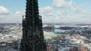 Almanya 'nın Hamburg kentindeki St. Nikolai Dünya Savaşı Anıtı ve Müzesi' nin karanlık kilise kulesinin hava yörüngesini kapatın.