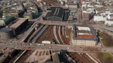 Şehir merkezindeki Hamburg ana tren istasyonuna gelen trenlerin hava görüntüsü.