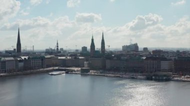 Hamburg şehir merkezindeki Binnenalster Gölü 'nün yanındaki Jungfernstieg Bulvarı' nın alçalan hava manzarası