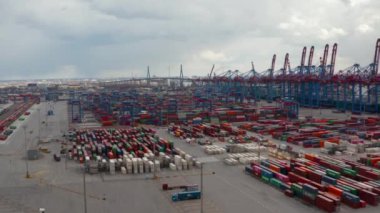 Hamburg, Almanya 'daki büyük kargo limanında vinçleri sıralayan geniş hava manzaralı vinçler