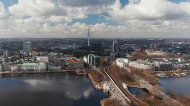 Binnenalster Gölü 'nde Hamburg Panorama ve TV kulesi ile hava trafiği