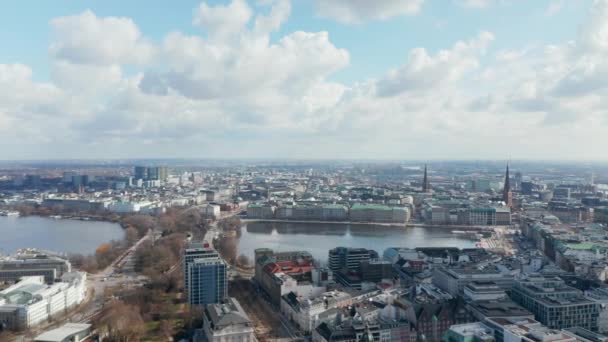Ampla vista aérea de edifícios e lago Binnenalster no centro da cidade de Hamburgo — Vídeo de Stock