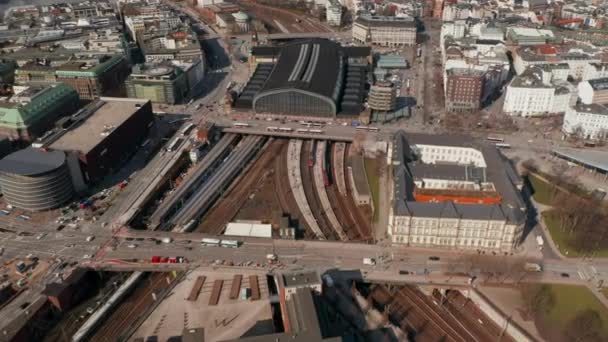 Luchtfoto van treinen die aankomen op Hamburg centraal station in het centrum van de stad — Stockvideo