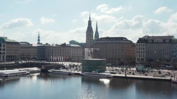 Letecký pohled na lidi na ulici u jezera Binnenalster s radnicí v Hamburku v pozadí — Stock video