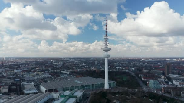 Close up εναέρια dolly άποψη του Heinrich Hertz TV Tower πάνω από το Αμβούργο αστικό κέντρο της πόλης — Αρχείο Βίντεο
