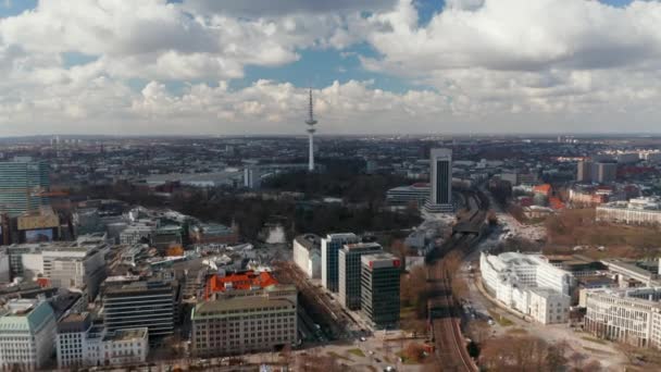 Aerial dolly in vista della Heinrich Hertz TV Tower e paesaggio urbano di Amburgo — Video Stock