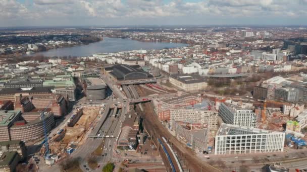 Dwa pociągi dojeżdżające do głównego dworca kolejowego w Hamburgu w pobliżu dużego skrzyżowania ulic w centrum miasta — Wideo stockowe