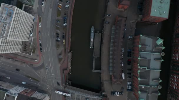 Overhead top down εναέρια άποψη των αυτοκινήτων και της κυκλοφορίας από το κανάλι του ποταμού Έλβα στο κέντρο της πόλης του Αμβούργου — Αρχείο Βίντεο