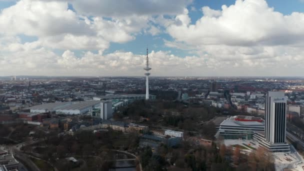 Heinrich Hertz TV Tower στο Αμβούργο αυξάνεται πάνω από το αστικό κέντρο της πόλης — Αρχείο Βίντεο