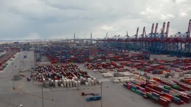 Широкий обзор воздушного пространства контейнеров для сортировки кранов в крупном грузовом порту Гамбурга, Германия — стоковое видео