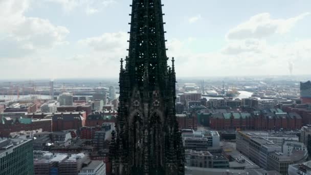 Hamburg şehir merkezindeki eski Gotik Aziz Nikolai Dünya Savaşı anıtı kilise kalıntılarının hava yörüngesini kapatın. — Stok video