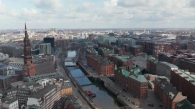 Hamburg şehir merkezindeki Elbe Nehri 'nin kanallarındaki yerleşim yerlerinin hava görüntüsü.