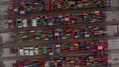 Hamburg limanındaki büyük kargo konteynırlarını taşıyan otomatik vinçlerin havadan görüntüsü yükseliyor.