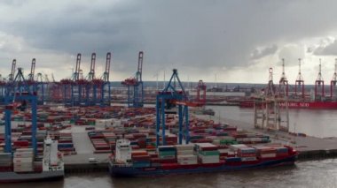 Hamburg 'daki büyük konteyner limanında kargo gemileri boşaltılmayı bekliyor.