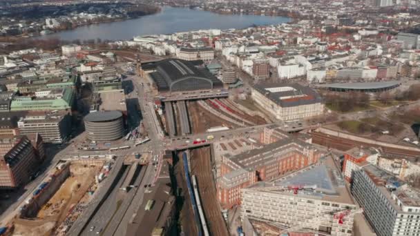 Vista aérea de dos trenes que llegan a la estación de tren principal de Hamburgo bajo el paso elevado de la carretera — Vídeo de stock