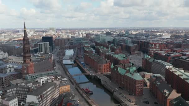 Vista aérea de casas residenciais pelos canais do rio Elba no centro da cidade de Hamburgo — Vídeo de Stock