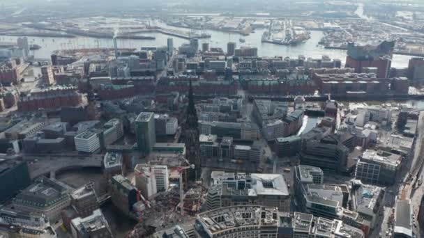Vista aérea del centro de Hamburgo con las ruinas de la iglesia St. Nikolai Memorial entre las casas residenciales junto al río — Vídeo de stock