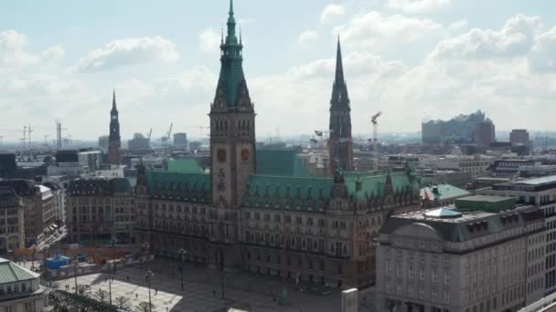 Luchtfoto van Hamburg stadhuis met groen dak omgeven door traditionele oude gebouwen in het centrum — Stockvideo