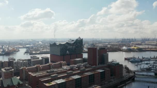 Dolly widok z lotu ptaka nowoczesny Elbphilharmonie budynek sali koncertowej nad Łabą rzeki w Hamburgu — Wideo stockowe