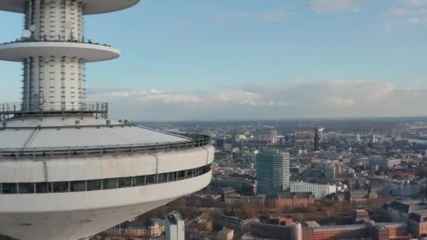 Rivelazione dello skyline della città di Amburgo dietro la torre televisiva Heinrich Hertz che sorge sopra il paesaggio urbano di Amburgo — Video Stock
