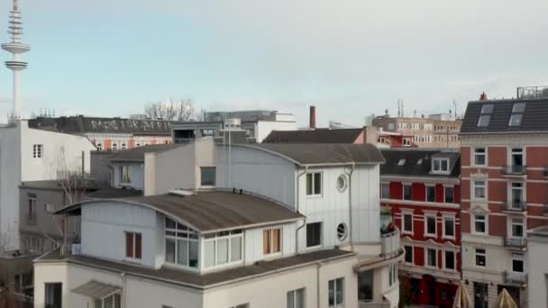 Vzestupný letecký pohled na domy v rezidenční čtvrti v blízkosti rádiové telekomunikační věže v Hamburku — Stock video