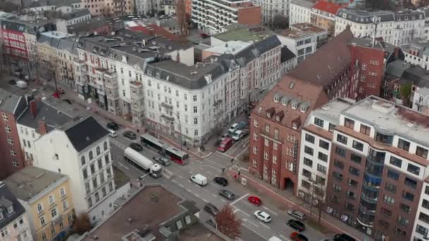 汉堡市中心繁忙的城市交通线路上的汽车和卡车的空中视图 — 图库视频影像