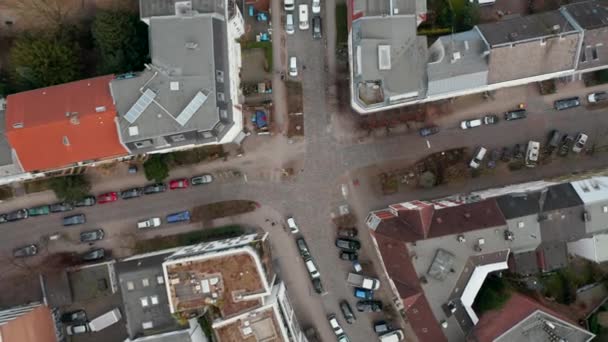 Absteigende Luftaufnahme von Fußgängern und Autos auf Straßenkreuzungen in urbanen Wohnvierteln in Hamburg — Stockvideo