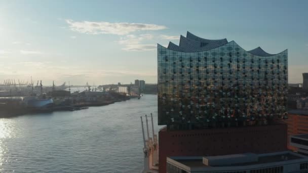 Elbphilharmonie ve Speicherstadt depolarının Hamburg, Almanya 'daki Elbe nehri kenarındaki hava manzarası — Stok video