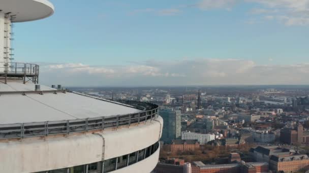 Revelación aérea del centro de Hamburgo con edificios famosos y monumentos detrás de la plataforma de observación de la torre de televisión Heinrich Hertz — Vídeos de Stock