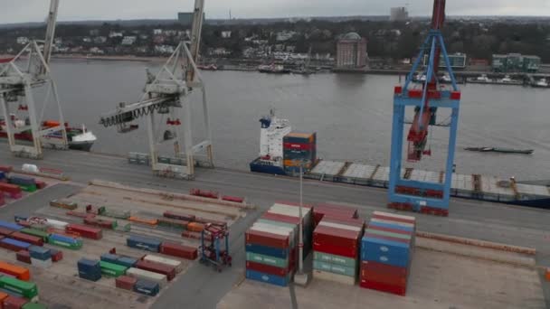 Vista aérea del buque de carga atracado en el puerto de carga comercial de Hamburgo, Alemania — Vídeos de Stock