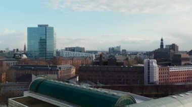 Şehrin ünlü binaları ve turistik yerleri ile Hamburg şehir manzarasının yükselişi