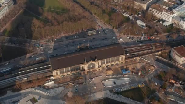 Vista aérea de perto do edifício da estação de trem Dammtor com trilhas ferroviárias no centro da cidade de Hamburgo — Vídeo de Stock