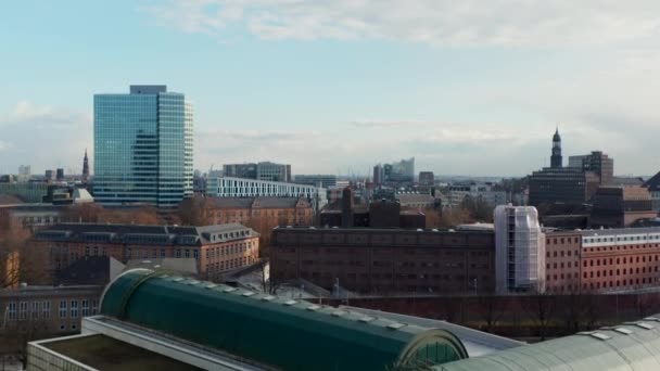 Wznoszący się widok z lotu ptaka z Hamburga miasta ze słynnymi budynkami i zabytkami turystycznymi w mieście — Wideo stockowe