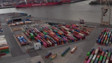 Hamburg, Almanya 'da sanayi limanında kargo konteynırlarıyla yüklenmiş kargo gemisinin ifşası