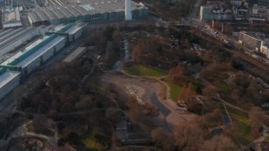 Heinrich Hertz TV kulesi ve Almanya 'nın Hamburg kentsel merkezi önündeki büyük parkın hava gösterimi