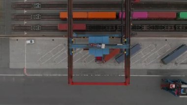 Kuşlar, Hamburg 'daki sanayi limanındaki kargo konteynırlarını taşıyan kargo vincini yukarıdan görüyorlar.