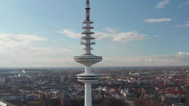 Close up εναέρια άποψη του Heinrich Hertz τηλεοπτικό πύργο αυξάνεται πάνω από το αστικό τοπίο στο κέντρο της πόλης του Αμβούργου — Αρχείο Βίντεο