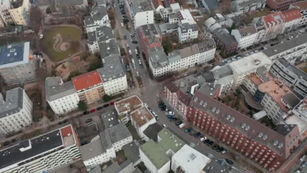 Aerial do góry widok ulic w gęstych domów miejskich i kompleksów mieszkaniowych w centrum Hamburga — Wideo stockowe