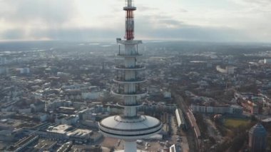 Hamburg şehir merkezindeki Heinrich Hertz TV kulesinin tepesindeki uydu antenlerinin ve antenlerin hava görüntüsünü kapatın.