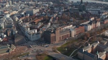 Hamburg şehir merkezinin hava manzarası Elbphilharmonie ve St Nikolai Memorial ile gökyüzü
