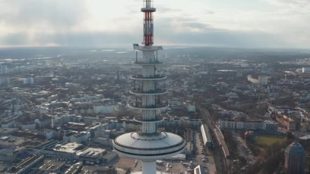 Närbild antenn utsikt över parabolantenner och antenner på toppen av Heinrich Hertz TV-torn i Hamburgs centrum — Stockvideo