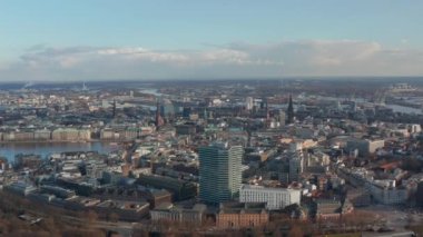 Hamburg şehir merkezinin geniş hava manzarası yüksek kiliseler ve şehir manzarasının üzerinde yükselen simgeler.