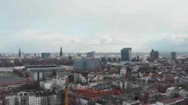 Hamburg şehrinin hava kaydırma manzarası ünlü turistik yerleri ile gökyüzü.