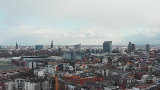 Vista deslizante aérea del horizonte de la ciudad de Hamburgo con famosos monumentos turísticos — Vídeos de Stock
