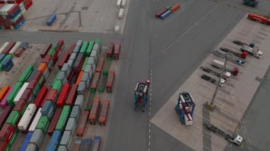 Almanya 'nın Hamburg kentindeki kargo konteynır terminalinde çalışan bir forklift sonrası hava gözlemi