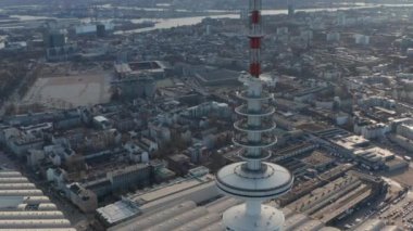 Almanya 'nın Hamburg kentindeki Heinrich Hertz TV kulesinin tepesindeki kırmızı ve beyaz antenlerin hava görüntüsünü kapatın.