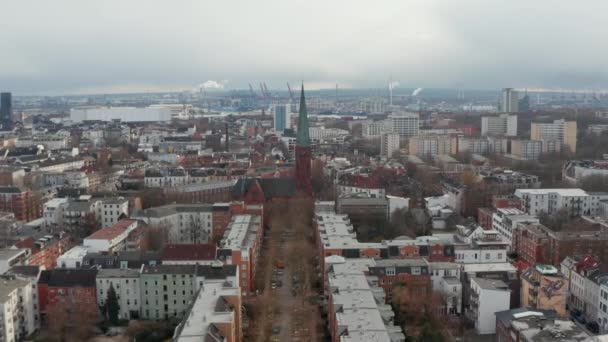 Widok z lotu ptaka na kościół św. Piotra w Hamburgu otoczony miejskimi budynkami apartamentowymi — Wideo stockowe